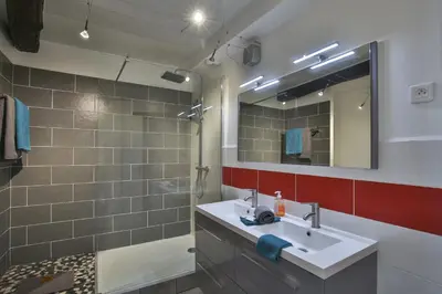 a bathroom with a sink and a mirror at Jolie 2 pièces quartier Bonaparte/ Clim in Nice