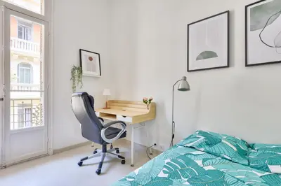 a bedroom with a desk and a chair and a bed at Mer et Soleil - Carré d'or - 4 piéces - Centre ville - Plages à 300 m in Nice