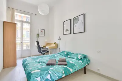 a bedroom with a bed and a desk in it at Mer et Soleil - Carré d'or - 4 piéces - Centre ville - Plages à 300 m in Nice