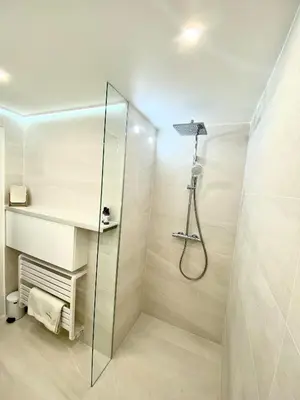 a bathroom with a shower with a glass door at Appartement Luxe - 3 pièces avec vue mer, piscine et tennis in Nice