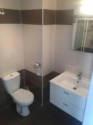 a bathroom with a white toilet and a sink at Studio meublé. Proche mer et centre ville in Nice