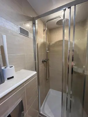 a shower with a glass door in a bathroom at Jolie appartement Nice proche mer et aéroport Une chambre plus salon avec cuisine in Nice