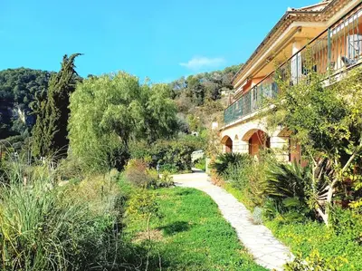a house with a path next to a building at Un brin de paille in Cagnes-sur-Mer