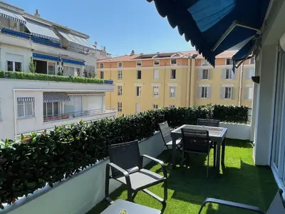 a patio with chairs and a table on a balcony at Reine Marie :Top floor Carré d'or avec accès direct à la mer in Nice
