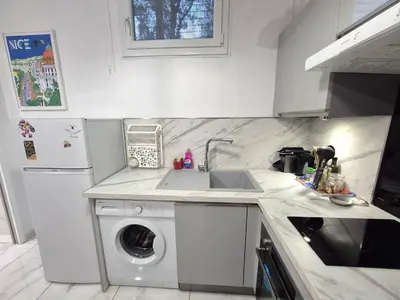 a kitchen with a sink and a washing machine at Studio rénové au centre ville (15 min de la plage) in Nice