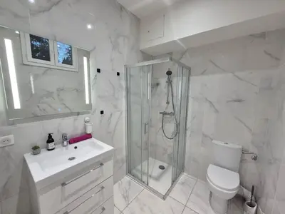 a bathroom with a shower and a toilet and a sink at Studio rénové au centre ville (15 min de la plage) in Nice