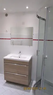 a bathroom with a sink and a shower at NICE - STUDIO indépendant en VILLA - Mer ville calme jardinet in Nice