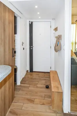 a hallway with a door and a wooden floor at Le Pied Dans L'eau - Parking - Seaside - Hipprodrome in Cagnes-sur-Mer