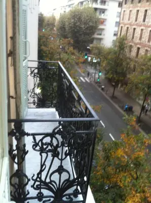 a balcony with a bench on a city street at Joli 3 pièces, 7 pers, très lumineux, Nice centre in Nice
