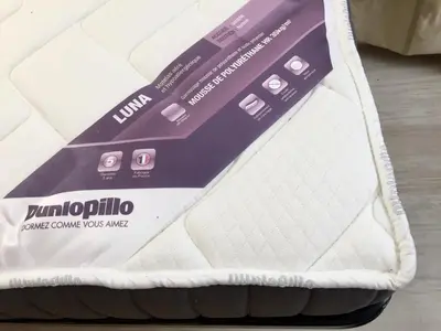 a mattress with a box on top of it at Joli 3 pièces, 7 pers, très lumineux, Nice centre in Nice