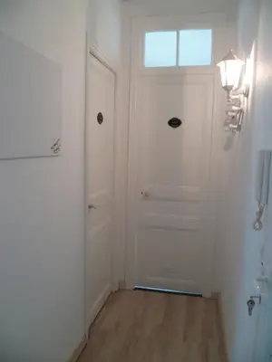 a hallway with a white door and a window at Joli 3 pièces, 7 pers, très lumineux, Nice centre in Nice