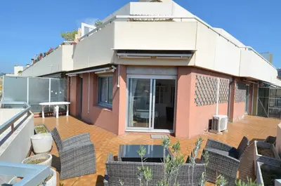 a house with a patio with chairs on a roof at HELIANTHE - Superbe appartement avec terrasse vue mer et Château au Port de Nice in Nice