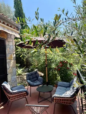 a garden with plants and trees and a blue sky at Entre Nice et Monaco grande Villa avec piscine privée 12 personnes in Drap