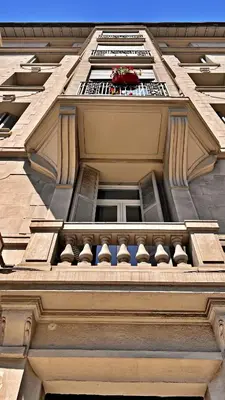 a building with a window and a balcony at LE RIQUIER - Port Lympia à 10 mins à pied in Nice