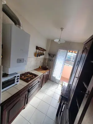 a kitchen with a bench in the middle of it at Appartement F3 traversant avec 2 terrasses et parking in Cagnes-sur-Mer