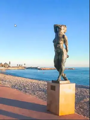 a statue of a woman on the beach at Appartement F3 traversant avec 2 terrasses et parking in Cagnes-sur-Mer