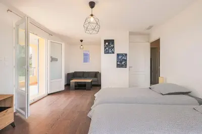 a white bedroom with a bed and a couch at Spacieuse Villa Niçoise au calme avec piscine in Nice