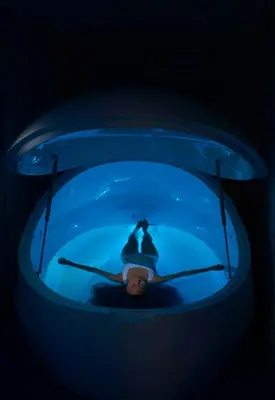 a person in a pool of water in a dark room at Little California - Adorable Studio Indépendant in Cagnes-sur-Mer