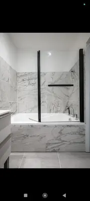 a white bathroom with a tub and a sink at Super appartement au cœur de Nice! Bonnes vacances in Nice