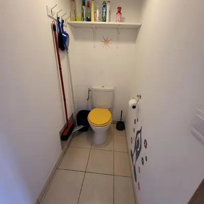 a bathroom with a toilet with a yellow lid at Cœur d'azur in Saint-Laurent-du-Var