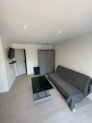 a room with a bed and a tv in it at Studio en bas de villa avec piscine proche bord de mer in Cagnes-sur-Mer