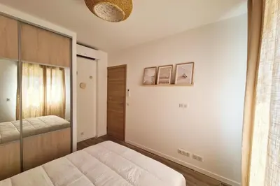 a bedroom with a bed and a closet at Magnifique pavillon indépendant T2 Nice in Nice