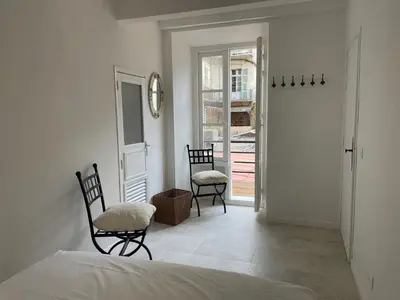 a bedroom with two chairs and a bed in a room at Summerhouse 2 bed quiet Old Nice balcony100m beach in Nice