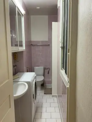 a bathroom with a white sink and a toilet at appartement cosy - 2 chambres, situé en Centre Ville in Nice