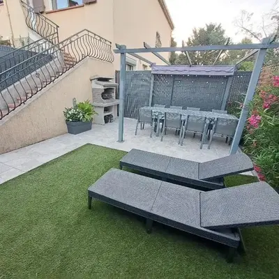 La Villa Castel - Haut de villa - parkings- 3 chambres - 8 couchages - jardin - barbecue
