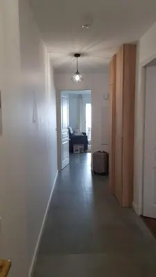 an empty room with a hallway with a ceiling at Nice Bel Appartement Vue Mer climatisé avec Grande Terrasse in Nice