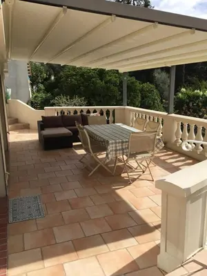 a patio with a table and chairs under a pergola at Villa Paradiso, logement avec piscine, Nice Nord in Nice