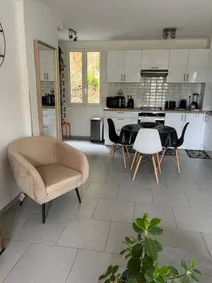 a kitchen and dining room with a table and chairs at Beau 2P, très équipé, localisation parfaite/AC in Villefranche-sur-Mer