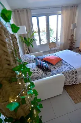 a bedroom with a bed and a living room at Beau 2P, très équipé, localisation parfaite/AC in Villefranche-sur-Mer