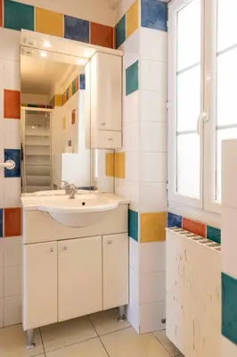 a bathroom with a sink and a mirror at Appartements Vivo in Cagnes-sur-Mer