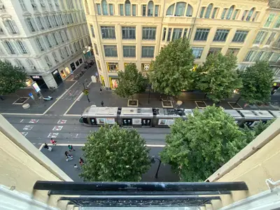 an overhead view of a city street with buses at Studio sur avenue jean médecin à Nice in Nice