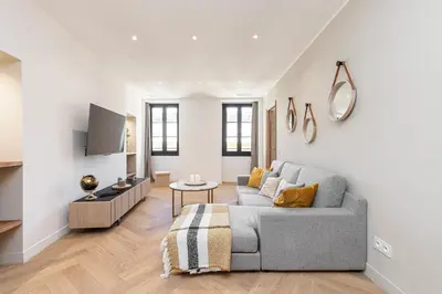 a living room with a couch and a tv at Magnifique appartement, Nice Centre Ville - Masséna in Nice