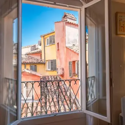 Spacious and bright flat close to the beach : heart of old Nice