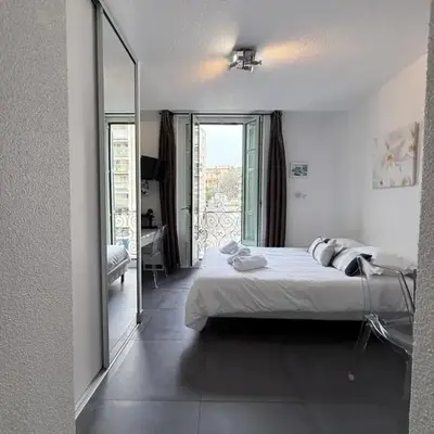 Studio central avec balcon- Plage - Tram - Aéroport
