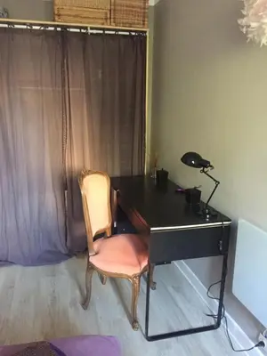 a desk with a chair and a lamp on it at Charmante chambre privée 5/10 mn du CentreVille/Port-Jardin/Parking in Nice