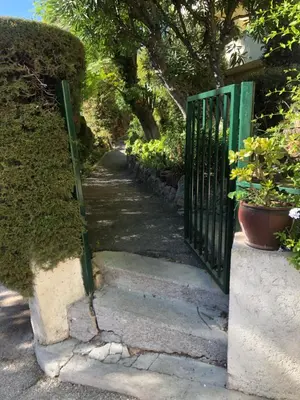a gate leading into a garden with plants at Charmante chambre privée 5/10 mn du CentreVille/Port-Jardin/Parking in Nice