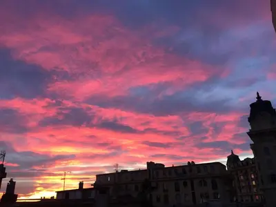 a sunset in a city with a red sky at Charmante chambre privée 5/10 mn du CentreVille/Port-Jardin/Parking in Nice