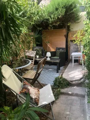 a patio with chairs and a table and chairs at Charmante chambre privée 5/10 mn du CentreVille/Port-Jardin/Parking in Nice