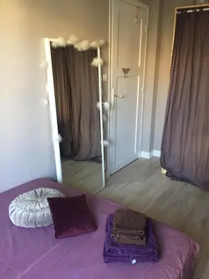 a bedroom with a purple bed and a door to a room at Charmante chambre privée 5/10 mn du CentreVille/Port-Jardin/Parking in Nice
