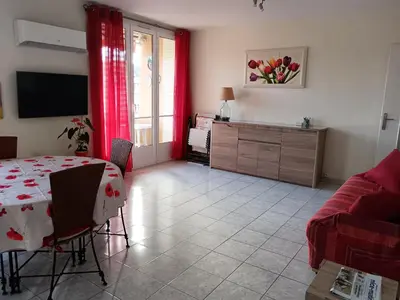 a living room with a table and a couch at NICE NORD 2 PIECES CALMES,WIFI,CLIM,BALCON,PARKING in Nice
