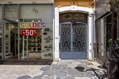a store with a blue door with a sale sign in front at Studio Francilia - Welkeys in Nice