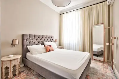 a bedroom with a large bed and a mirror at Very nice 2p with all comfort, city center Ac/wifi in Nice