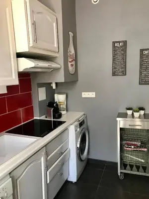 a kitchen with a washing machine and a washer at Magnifique 2 pièces de 65m2 -quartier des Musiciens in Nice