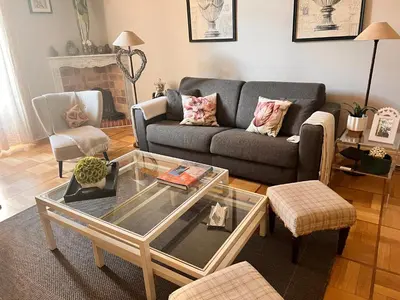 a living room with a couch and a coffee table at Magnifique 2 pièces de 65m2 -quartier des Musiciens in Nice