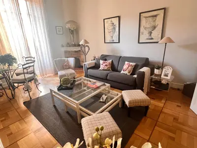 a living room with a couch and a table at Magnifique 2 pièces de 65m2 -quartier des Musiciens in Nice