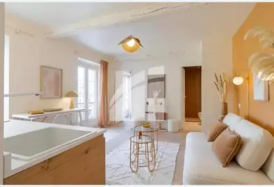 a living room with a white couch and a tub at 2 pièces vieux Nice vue coulée verte in Nice